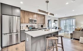 New Listing Grad Pointe Rooftop Patio Rec Room Gym Coffee